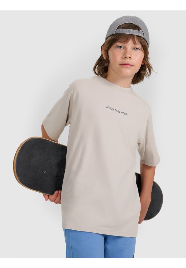 4f - 4F T-shirt oversize z nadrukiem chłopięcy - szary 128 (7-8 lat). Okazja: na co dzień. Kolor: szary. Materiał: jersey, bawełna, tkanina, dzianina. Długość rękawa: krótki rękaw. Długość: krótkie. Wzór: nadruk. Sezon: lato. Styl: sportowy, casual, vintage, klasyczny, elegancki