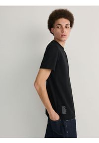 Reserved - T-shirt regular fit z nadrukiem - czarny. Kolor: czarny. Materiał: bawełna, dzianina. Wzór: nadruk