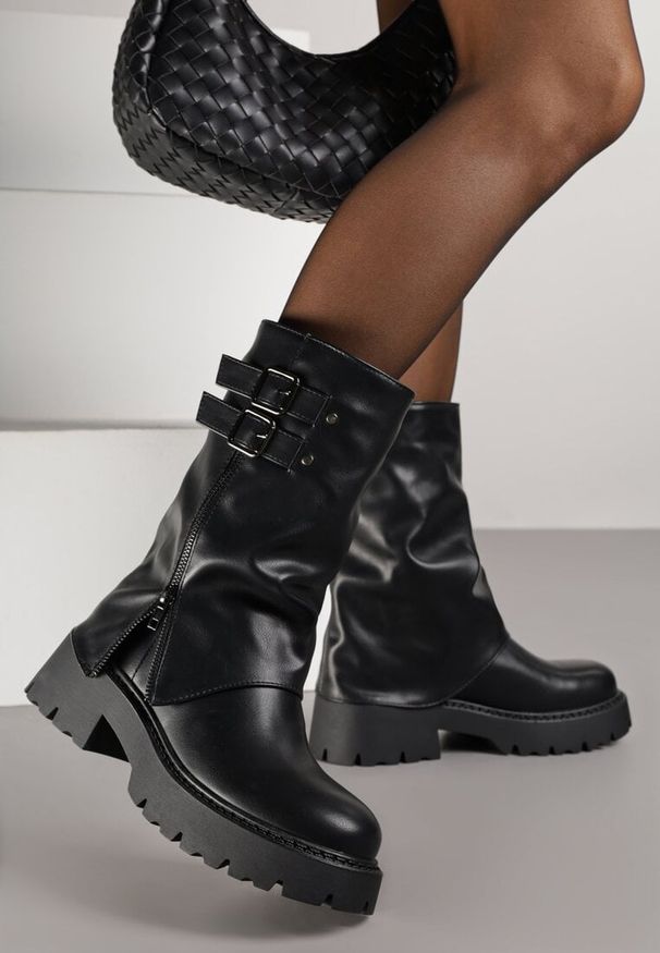 Renee - Czarne Botki Biker Boots VICES ze Sprzączkami i Cholewką Imitującą Nogawkę Anevita. Zapięcie: sprzączka. Kolor: czarny. Materiał: jeans, koronka, skóra. Szerokość cholewki: normalna. Styl: rockowy