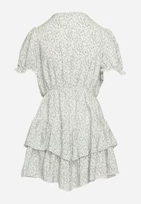 Born2be - Biało-Zielona Sukienka Mini z Falbankami i Kopertowym Dekoltem z Gumką w Talii Isarola. Typ kołnierza: kołnierz z falbankami. Kolor: biały. Wzór: kwiaty. Sezon: lato. Typ sukienki: kopertowe. Długość: mini #4