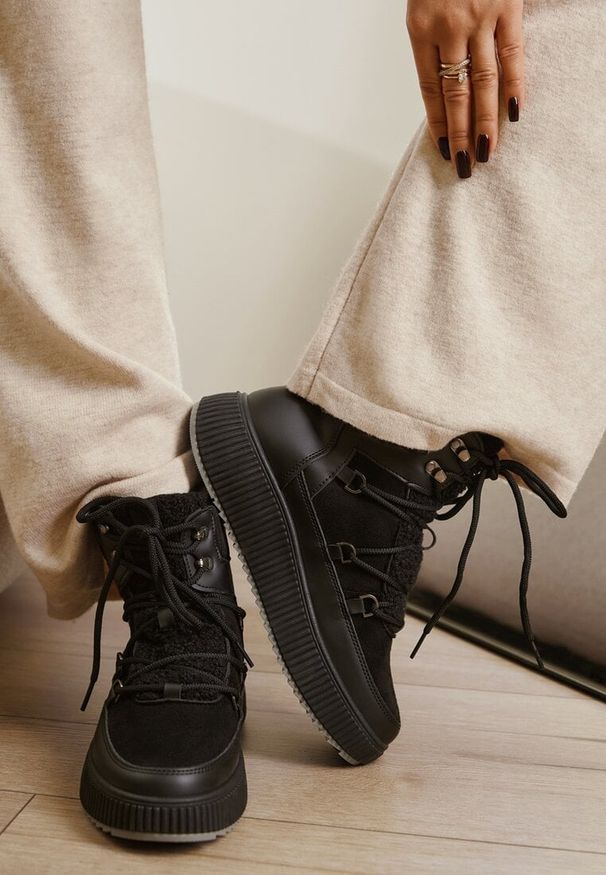 Born2be - Czarne Płaskie Sznurowane Śniegowce Trapery Vices Ozdobione Futerkiem Typu Baranek Temarie. Okazja: na co dzień. Kolor: czarny. Materiał: futro. Wzór: aplikacja. Sezon: zima. Styl: casual, elegancki