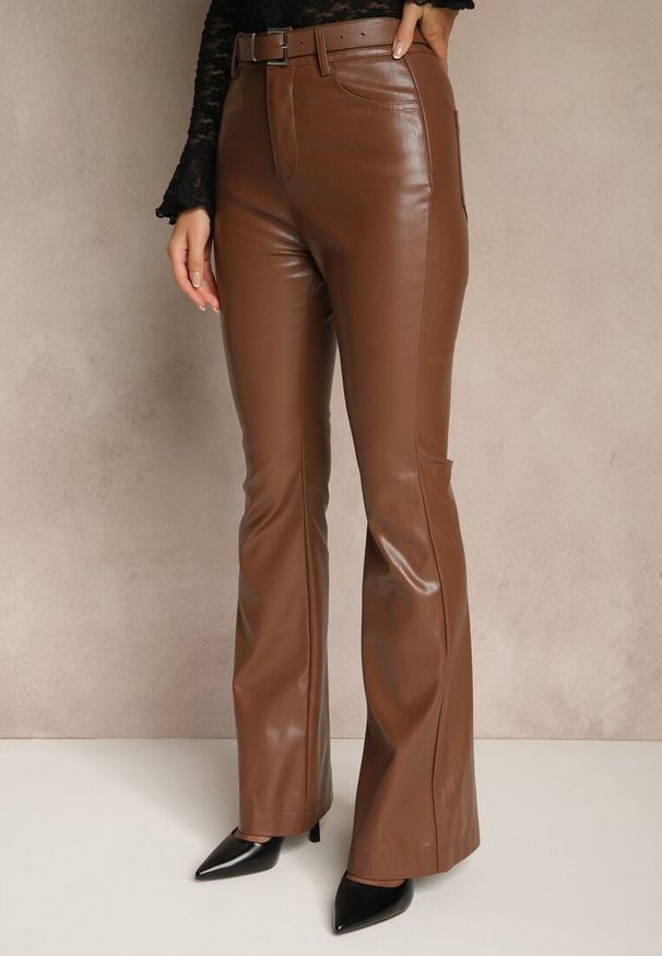 Renee - Brązowe Spodnie Flare z Imitacji Skóry Vebria. Okazja: na co dzień. Kolor: brązowy. Materiał: skóra. Styl: casual, elegancki