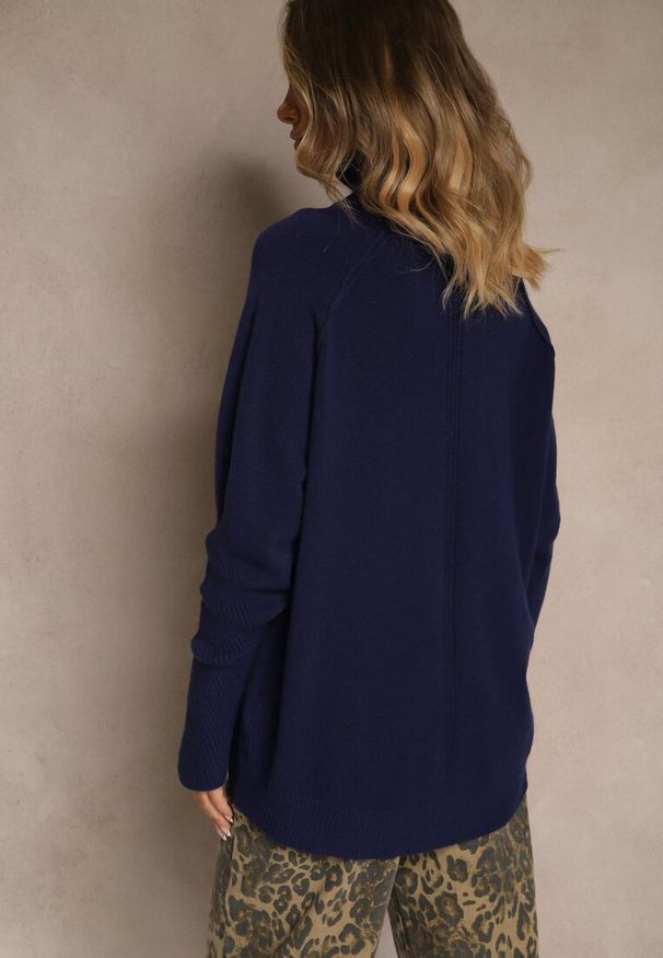 Renee - Granatowy Golf z Domieszką Kaszmiru o Prostym Kroju Zoirsova. Okazja: na co dzień. Typ kołnierza: golf. Kolor: niebieski. Materiał: kaszmir. Długość rękawa: długi rękaw. Długość: długie. Styl: casual, elegancki