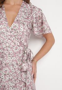 Born2be - Różowa Sukienka Aluva. Okazja: na co dzień. Kolor: różowy. Materiał: tkanina, wiskoza, materiał. Wzór: nadruk, aplikacja, kwiaty. Typ sukienki: kopertowe, proste. Styl: casual. Długość: maxi #2