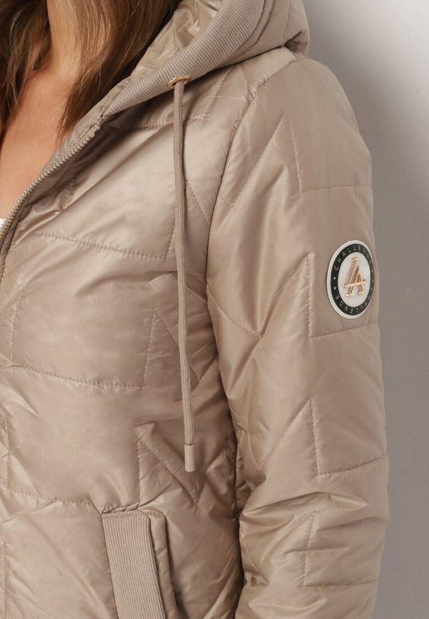 Born2be - Ciemnobeżowa Pikowana Kurtka z Kapturem i Przedłużonym Tyłem Tulara. Okazja: na co dzień. Typ kołnierza: kaptur. Kolor: beżowy. Materiał: jeans. Wzór: aplikacja. Styl: casual, elegancki