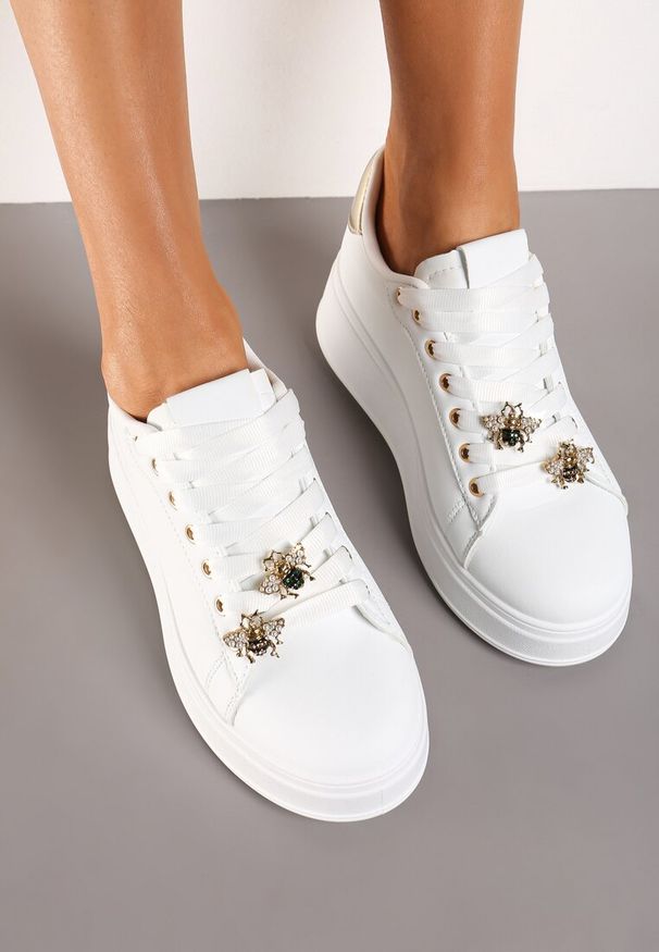 Renee - Białe Sneakersy na Platformie z Zawieszkami Ozdobionymi Cyrkoniami i Perłami Ellaina. Okazja: na co dzień. Nosek buta: okrągły. Kolor: biały. Materiał: jeans. Wzór: aplikacja. Obcas: na platformie. Sport: turystyka piesza