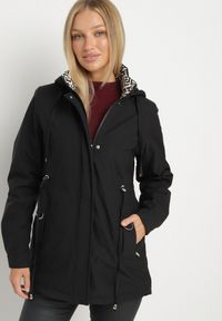 Born2be - Czarna Kurtka Parka z Kapturem z Ozdobną Wyściółką Tiolara. Okazja: na co dzień, na spacer. Typ kołnierza: kaptur. Kolor: czarny. Materiał: jeans. Styl: sportowy, casual