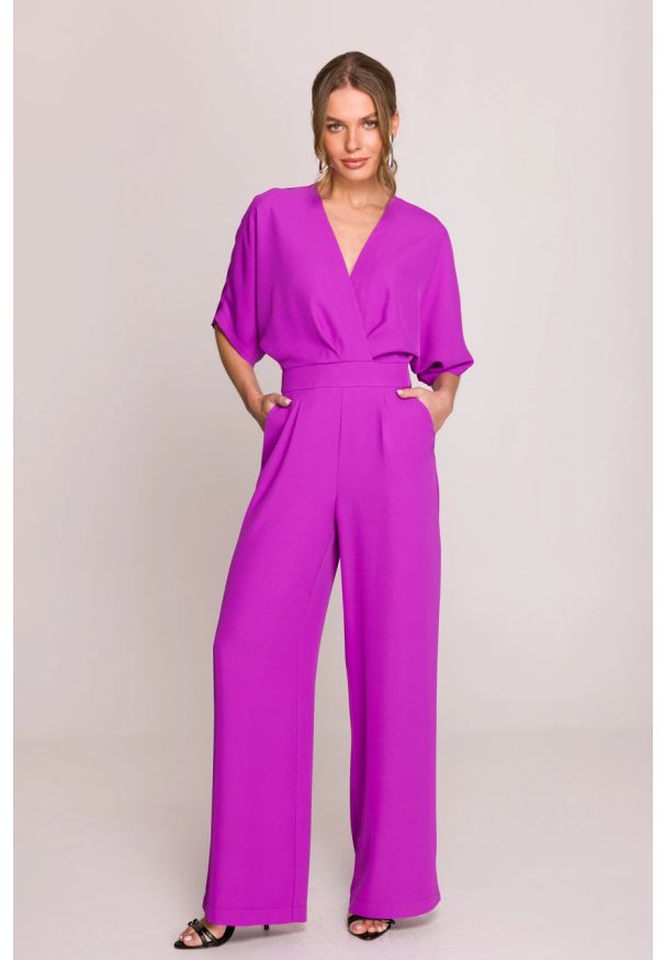 Stylove - Elegancki kombinezon damski z kopertowym dekoltem fioletowy. Okazja: na wesele, na ślub cywilny, na imprezę. Kolor: niebieski, fioletowy. Typ sukienki: kopertowe. Styl: elegancki
