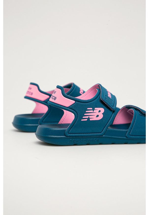 New Balance Sandały dziecięce kolor granatowy. Zapięcie: rzepy. Kolor: niebieski. Materiał: guma