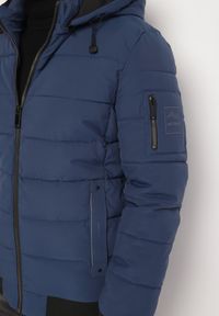 Born2be - Granatowa Pikowana Kurtka z Odpinanym Kapturem i Kieszeniami Savantria. Okazja: na co dzień. Kolor: niebieski. Materiał: jeans. Długość rękawa: długi rękaw. Długość: długie. Styl: casual, elegancki #5