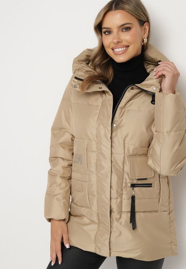 Born2be - Beżowa Pikowana Kurtka z Kapturem Wysokim Kołnierzem i Kieszeniami Zeririna. Okazja: na co dzień, na spacer. Typ kołnierza: kaptur. Kolekcja: plus size. Kolor: beżowy. Materiał: jeans. Styl: casual, elegancki