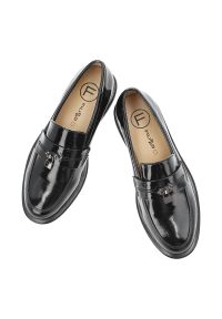 Mokasyny damskie Filippo, lakierowane loafersy na niskim obcasie z eleganckim paskiem i metalową ozdobą, czarne, DP7751/26. Okazja: na co dzień, na spotkanie biznesowe, do pracy. Zapięcie: pasek. Kolor: czarny. Materiał: lakier. Wzór: aplikacja. Obcas: na obcasie. Styl: elegancki. Wysokość obcasa: niski #3