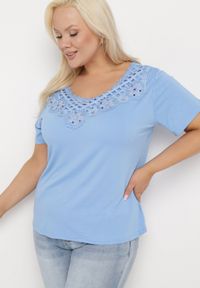 Born2be - Niebieska Bluzka z Krótkim Rękawem z Koronką Przy Dekolcie i Ozdobnymi Cyrkoniami Rissamara. Okazja: na co dzień. Kolekcja: plus size. Kolor: niebieski. Materiał: koronka. Długość rękawa: krótki rękaw. Długość: krótkie. Wzór: koronka. Styl: casual, elegancki #3