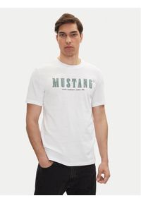 Mustang T-Shirt Austin 1016281 Biały Regular Fit. Kolor: biały. Materiał: bawełna