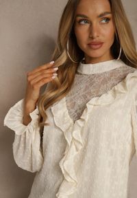 Renee - Beżowa Bluzka z Koronką i Falbankami Zdobiona Metalicznymi Przeszyciami Aliafera. Typ kołnierza: kołnierz z falbankami. Kolor: beżowy. Materiał: koronka. Wzór: koronka, aplikacja #4