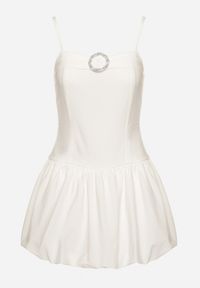 Born2be - Biała Sukienka Typu Bombka z Cyrkoniową Klamrą z Podszewką Typu Szorty Nessim. Okazja: na imprezę. Kolor: biały. Długość rękawa: na ramiączkach. Sezon: lato. Typ sukienki: bombki. Styl: elegancki #4