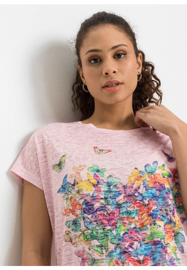 bonprix - T-shirt z nadrukiem w motyle. Kolor: różowy. Wzór: nadruk