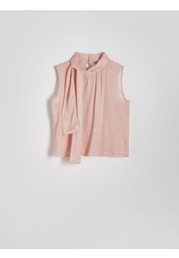 Reserved - Bluzka z wiązanym szalem - brzoskwiniowy. Kolor: pomarańczowy. Materiał: tkanina. Wzór: gładki