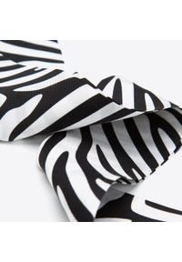 Wittchen - Damska apaszka twilly z jedwabiu. Okazja: do pracy, na spotkanie biznesowe, na co dzień. Kolor: biały, wielokolorowy, czarny. Materiał: jedwab. Wzór: aplikacja. Styl: casual, biznesowy #6