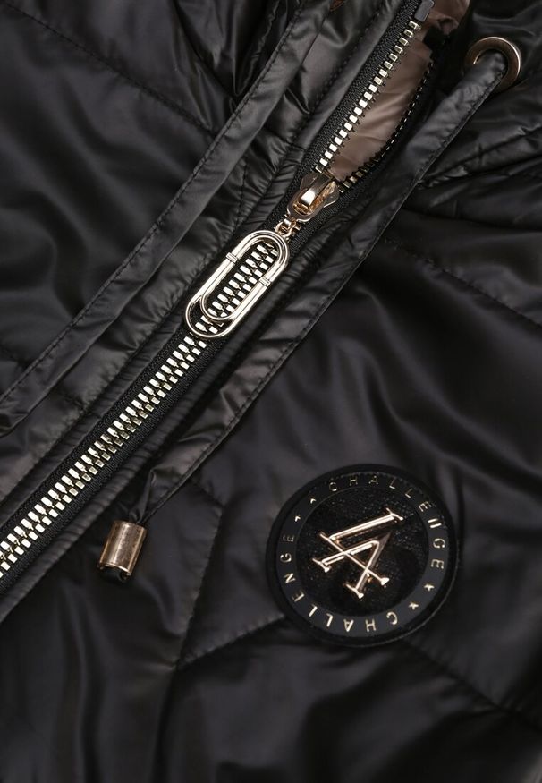 Renee - Czarna Długa Kamizelka Pikowana z Nieodpinanym Kapturem Ozdobiona Naszywką Kasseda. Okazja: na co dzień. Kolor: czarny. Materiał: jeans, poliester. Długość: długie. Wzór: aplikacja. Styl: casual