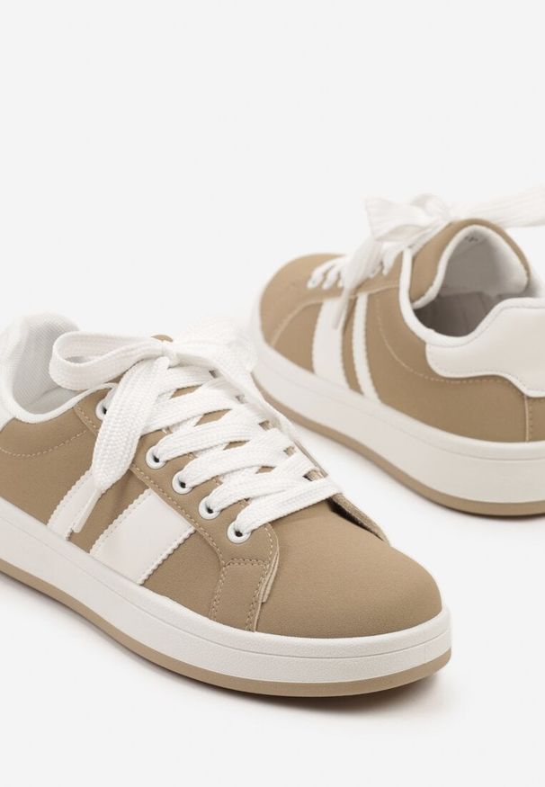 Born2be - Ciemnobeżowe Sneakersy na Płaskiej Podeszwie Ozdobione Paskami Ravesi. Okazja: na co dzień. Zapięcie: pasek. Kolor: beżowy. Materiał: jeans. Wzór: aplikacja. Obcas: na płaskiej podeszwie