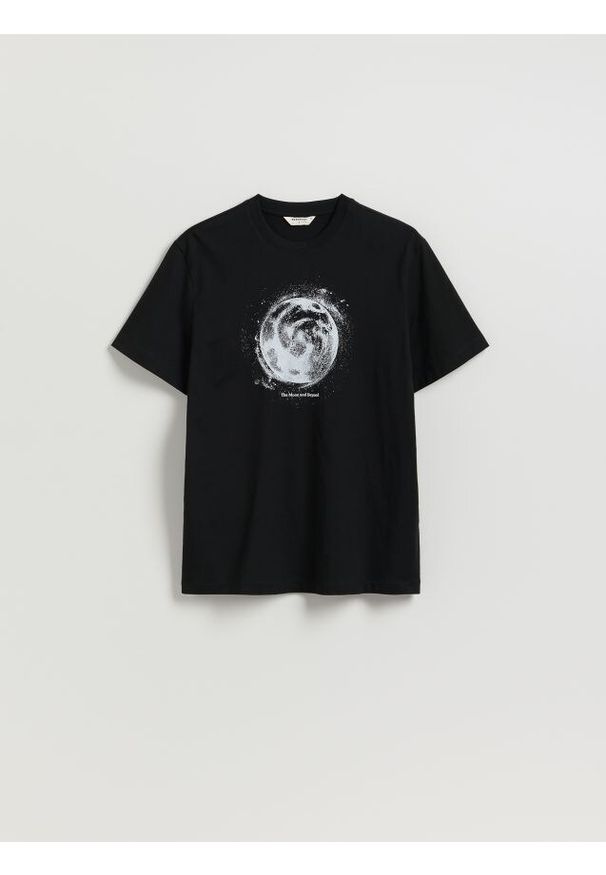 Reserved - T-shirt regular z nadrukiem - czarny. Kolor: czarny. Materiał: dzianina, bawełna. Wzór: nadruk