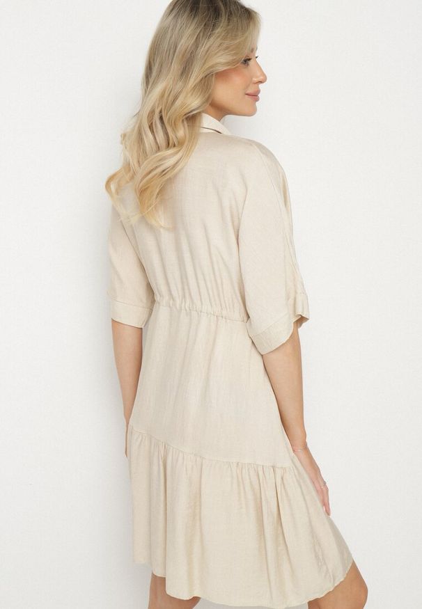 Born2be - Jasnobeżowa Sukienka Koszulowa z Wiskozy z Kołnierzykiem i Wiązaniem Nanieria. Okazja: na co dzień. Kolor: beżowy. Materiał: wiskoza. Długość rękawa: krótki rękaw. Typ sukienki: koszulowe. Styl: boho, casual
