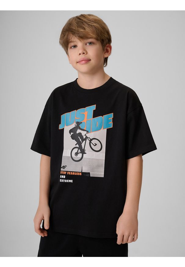 4f - 4F T-shirt loose z nadrukiem chłopięcy - czarny 158/164 (12-14 lat). Okazja: na co dzień. Kolor: czarny. Materiał: bawełna, dzianina. Wzór: nadruk. Sezon: lato. Styl: casual
