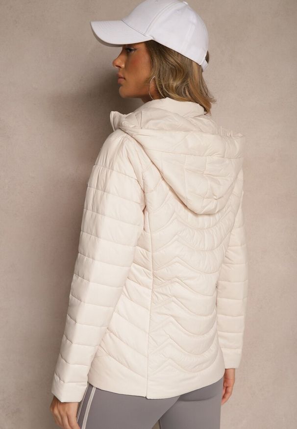 Renee - Jasnobeżowa Kurtka z Pikowanymi Przeszyciami i Odpinanym Kapturem Natisne. Okazja: na co dzień, na spacer. Kolor: beżowy. Materiał: koronka, jeans. Styl: elegancki, klasyczny, casual