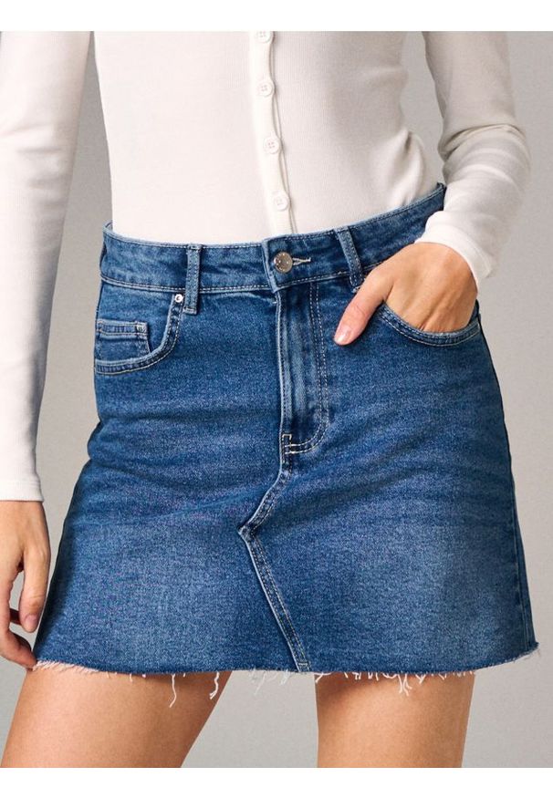 Sinsay - Jeansowa spódnica mini - niebieski. Kolor: niebieski. Materiał: jeans