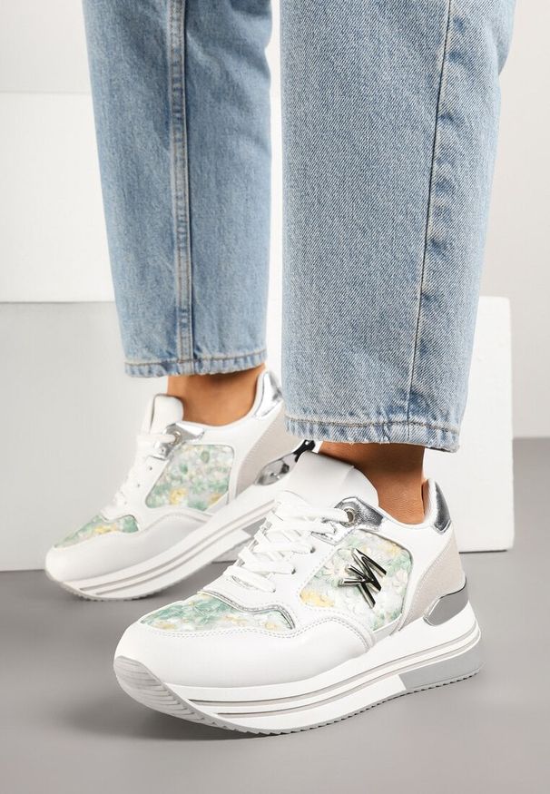 Born2be - Biało-Zielone Sneakersy z Metaliczną Aplikacją Divisca. Okazja: na co dzień. Kolor: biały. Materiał: jeans. Wzór: aplikacja