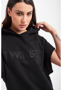 Twinset Milano - Sukienka dresowa TWINSET. Typ kołnierza: kaptur. Materiał: bawełna, dresówka. Długość: krótkie. Wzór: haft #4