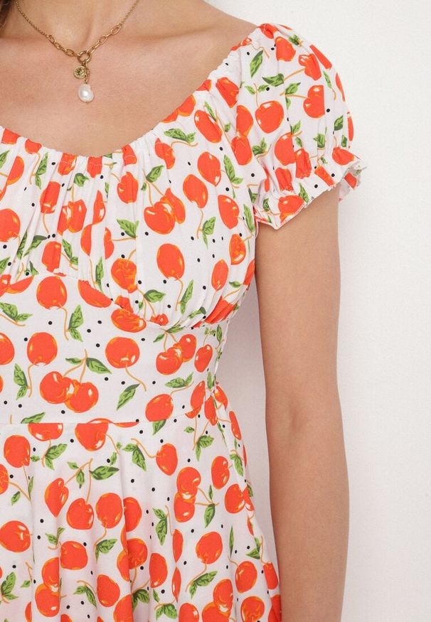 Born2be - Biała Rozkloszowana Sukienka z Bawełną z Motywem Wiśni Lunadessa. Okazja: na co dzień, na imprezę. Kolor: biały. Materiał: bawełna. Sezon: lato. Typ sukienki: proste. Styl: klasyczny, casual, elegancki