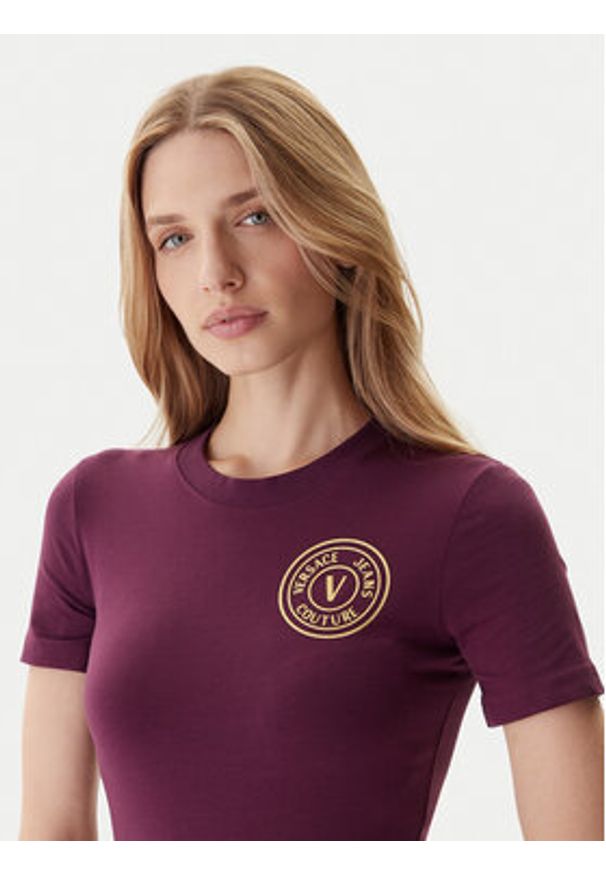 Versace Jeans Couture Sukienka codzienna 79HAOT00 CJ03T Bordowy Slim Fit. Okazja: na co dzień. Kolor: czerwony. Materiał: bawełna. Typ sukienki: proste. Styl: casual