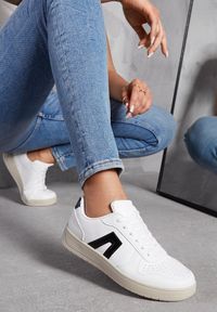 Renee - Biało-Czarne Sneakersy z Wstawkami Araa. Wysokość cholewki: przed kostkę. Kolor: biały. Szerokość cholewki: normalna