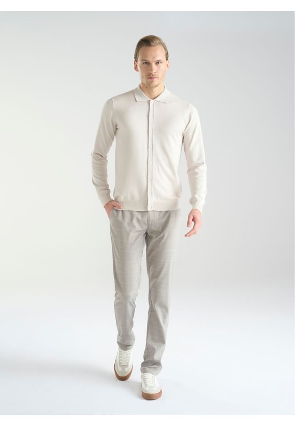 PAKO LORENTE – Beżowe spodnie męskie w kratkę P24SF-WX-002-0-S - Pako Lorente. Okazja: na co dzień. Kolor: beżowy. Materiał: poliester, elastan, wiskoza. Wzór: kratka. Styl: casual