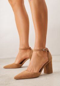 Born2be - Jasnobrązowe Czółenka z Imitacji Zamszu na Słupku z Noskiem w Szpic Violetto. Okazja: na co dzień, na spotkanie biznesowe, do pracy. Zapięcie: pasek. Kolor: brązowy. Materiał: zamsz. Obcas: na słupku. Styl: casual, biznesowy, elegancki, klasyczny. Wysokość obcasa: średni #2