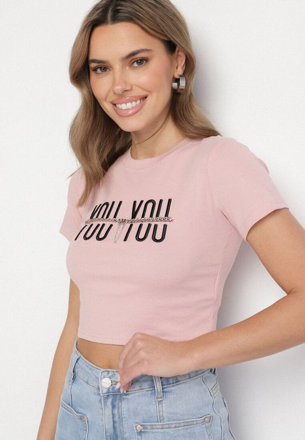 Born2be - Różowy Bawełniany T-shirt z Napisem i Łańcuchem Olimelia. Kolor: różowy. Materiał: bawełna. Wzór: napisy