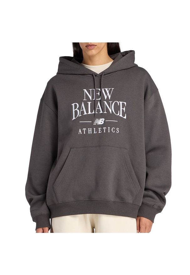 Bluza damska New Balance WT61U6QSABR - szara. Okazja: na co dzień. Kolor: szary. Materiał: dresówka, poliester, bawełna, prążkowany. Wzór: napisy. Styl: casual, klasyczny
