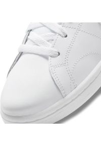 Buty Nike Court Royale 2 Mid W CT1725 100 białe. Okazja: na co dzień. Kolor: biały. Materiał: skóra. Szerokość cholewki: normalna. Wzór: gładki, jodełka, aplikacja. Sezon: zima, lato. Model: Nike Court #8