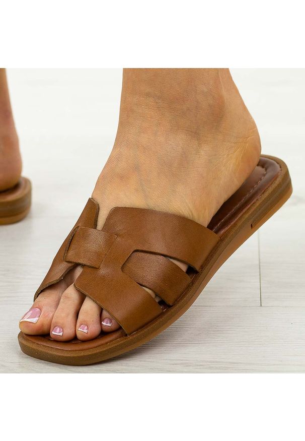Brązowe skórzane klapki damskie Cambell 64310. Kolor: brązowy. Materiał: skóra. Sezon: lato, wiosna. Styl: klasyczny, elegancki