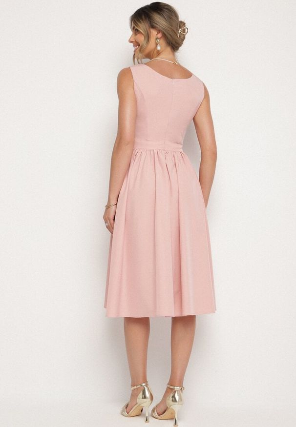 Born2be - Różowa Klasyczna Rozkloszowana Sukienka Vices Tolissela. Okazja: na co dzień. Kolor: różowy. Wzór: aplikacja, gładki. Styl: klasyczny