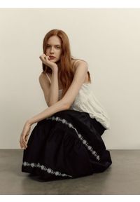Reserved - Spódnica maxi z ozdobnym haftem - czarny. Kolor: czarny. Materiał: bawełna, tkanina. Wzór: haft #1