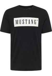 Mustang - MUSTANG STYLE ALEX C LOGO TEE MĘSKI T-SHIRT KOSZULKA NADRUK BLACK 1013223 4142. Wzór: nadruk