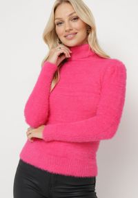 Born2be - Fuksjowy Elastyczny Golf z Wełną i Ściągaczami Ozdobiony Długim Włosem Alussone. Typ kołnierza: golf. Kolor: różowy. Materiał: wełna. Długość rękawa: długi rękaw. Długość: długie. Wzór: aplikacja #2