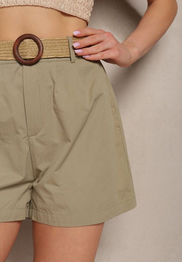 Renee - Zielone Szorty z Bawełny High Waist o Kroju Bermudów Zapinane na Zamek Błyskawiczny i Guzik z Plecionym Paskiem z Klamrą Iannestra. Stan: podwyższony. Kolor: beżowy. Materiał: bawełna