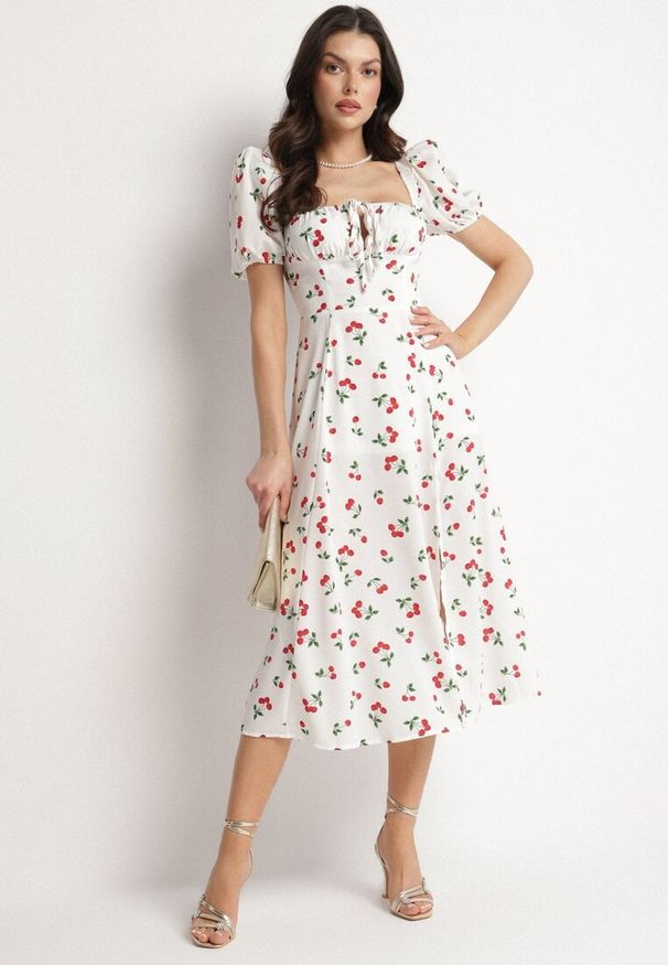 Born2be - Biała Rozkloszowana Sukienka z Wiązaniem w Wisienki Halilitia. Okazja: na co dzień. Kolor: biały. Wzór: kwiaty. Typ sukienki: rozkloszowane, proste. Styl: casual, klasyczny