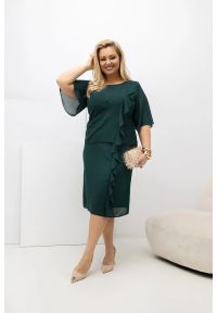 Moda Size Plus Iwanek - Sukienka Estelle w kolorze butelkowej zieleni - zwiewna szyfonowa kreacja PLUS SIZE XXL OVERSIZE WIOSNA. Okazja: na ślub cywilny, na wesele, na imprezę. Kolekcja: plus size. Kolor: zielony. Materiał: szyfon. Sezon: wiosna. Typ sukienki: oversize, dla puszystych. Styl: elegancki. Długość: midi #1