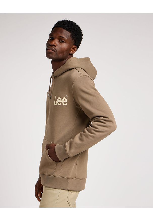 Lee - MĘSKA BLUZA Z KAPTUREM LEE WOBBLY LEE HOODIE PEBBLE 112349358 LM54015544. Typ kołnierza: kaptur
