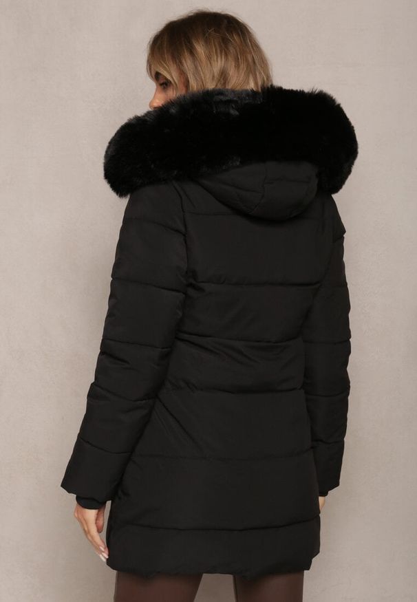 Renee - Czarna Pikowana Kurtka z Kapturem i Ozdobnym Futerkiem Zepiola. Okazja: na spacer. Typ kołnierza: kaptur. Kolor: czarny. Materiał: futro. Styl: elegancki